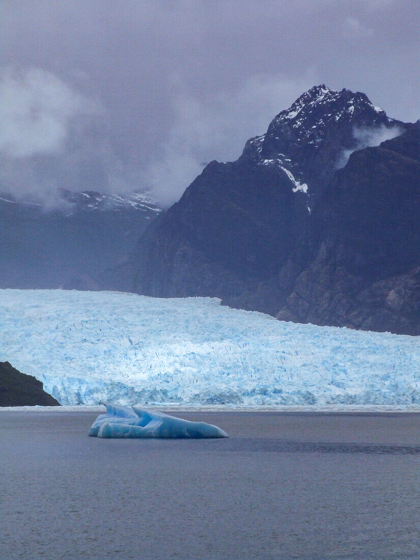 Eisberge in der Lagune am Ende des San Rafael-Gletschers im Laguna San Rafael National Park, Chile.