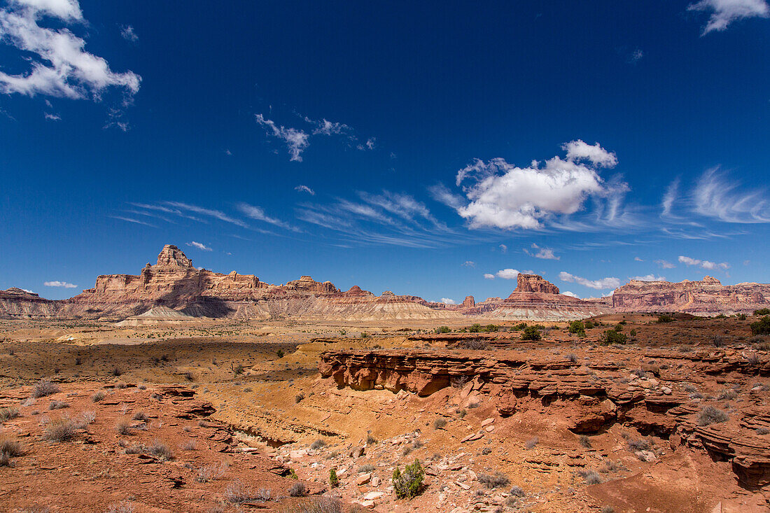 WIndow Blind Peak, links, & Assembly Hall Peak, Mitte, Mexican Mountain Wilderness Study Area auf dem San Rafael Swell, Utah.