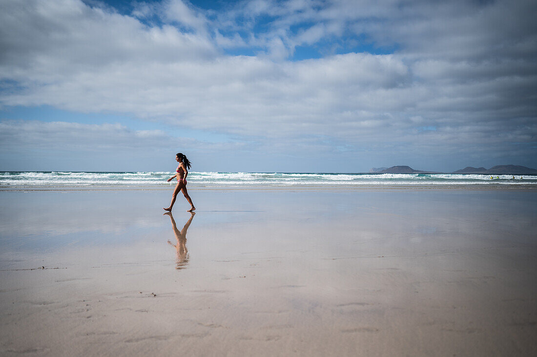 Strand von Famara (Playa de Famara), 6 km langer goldener Sandstrand im Naturpark des Chinijo-Archipels, zwischen dem Fischerdorf La Caleta de Famara und dem Fuß der beeindruckenden Klippen von Famara, Lanzarote, Kanarische Inseln, Spanien