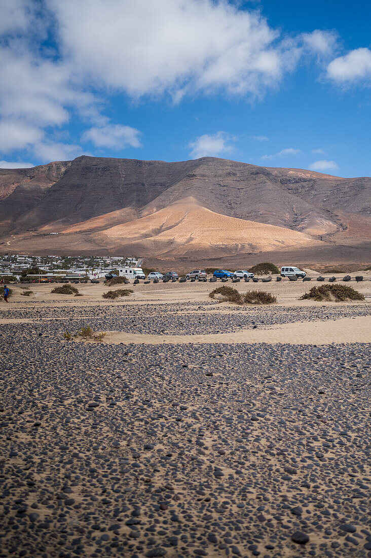 Strand von Famara (Playa de Famara), 6 km langer goldener Sandstrand im Naturpark des Chinijo-Archipels, zwischen dem Fischerdorf La Caleta de Famara und dem Fuß der beeindruckenden Klippen von Famara, Lanzarote, Kanarische Inseln, Spanien