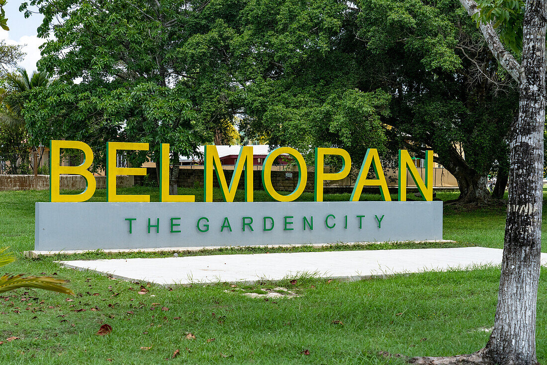 Ein Schild für die Stadt Belmopan in einem Park. Bezirk Cayo, Belize.