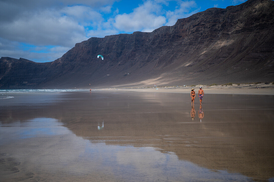 Strand von Famara (Playa de Famara), 6 km langer goldener Sandstrand im Naturpark des Chinijo-Archipels, zwischen dem Fischerdorf La Caleta de Famara und dem Fuß der beeindruckenden Klippen von Famara, Lanzarote, Kanarische Inseln, Spanien