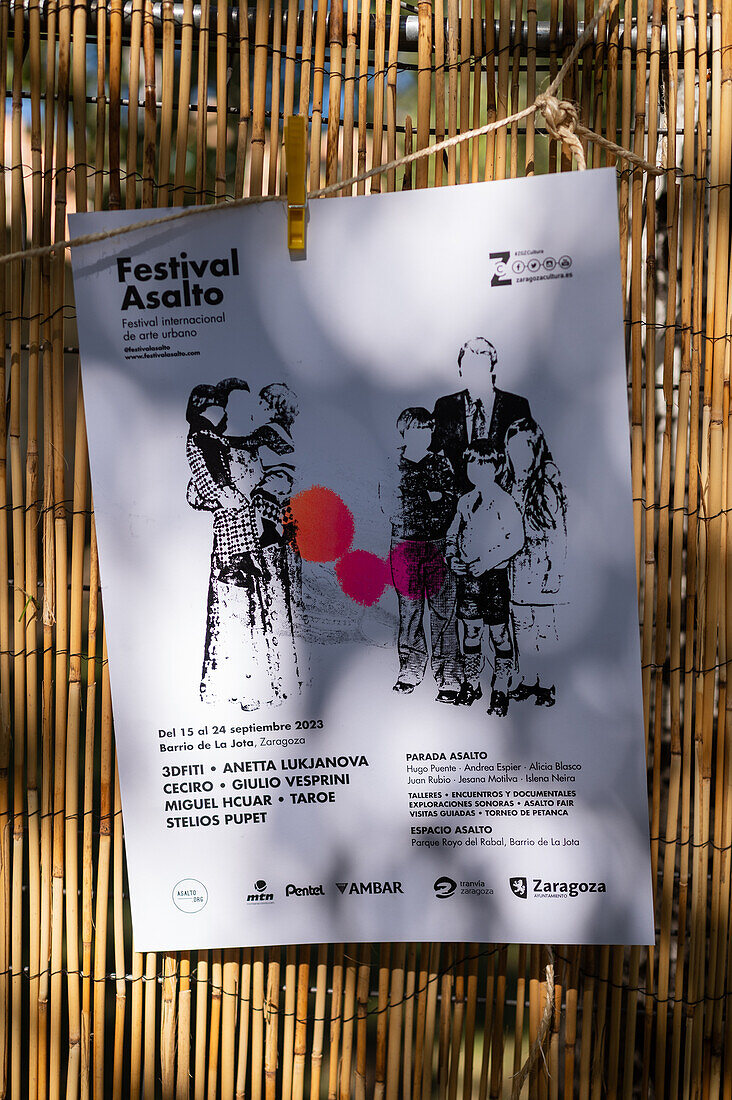 DIY-Poster mit Natalia Royo von Tintaentera beim Asalto International Urban Art Festival in Zaragoza, Spanien
