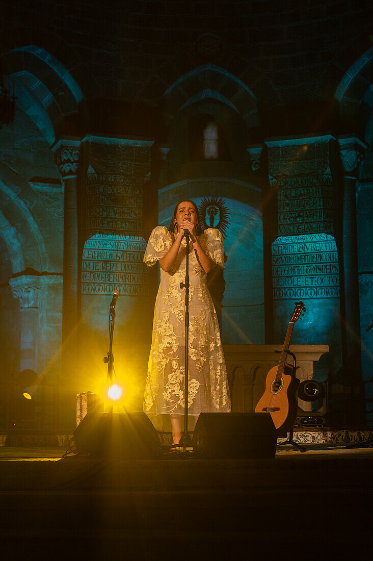 Die spanische Singer-Songwriterin Valeria Castro, eine der vielversprechenden Frauen, die in den letzten Jahren in der spanischen Folklore-Szene aufgetaucht sind, tritt beim Veruela Summer Festival 2023, Zaragoza, Spanien, auf