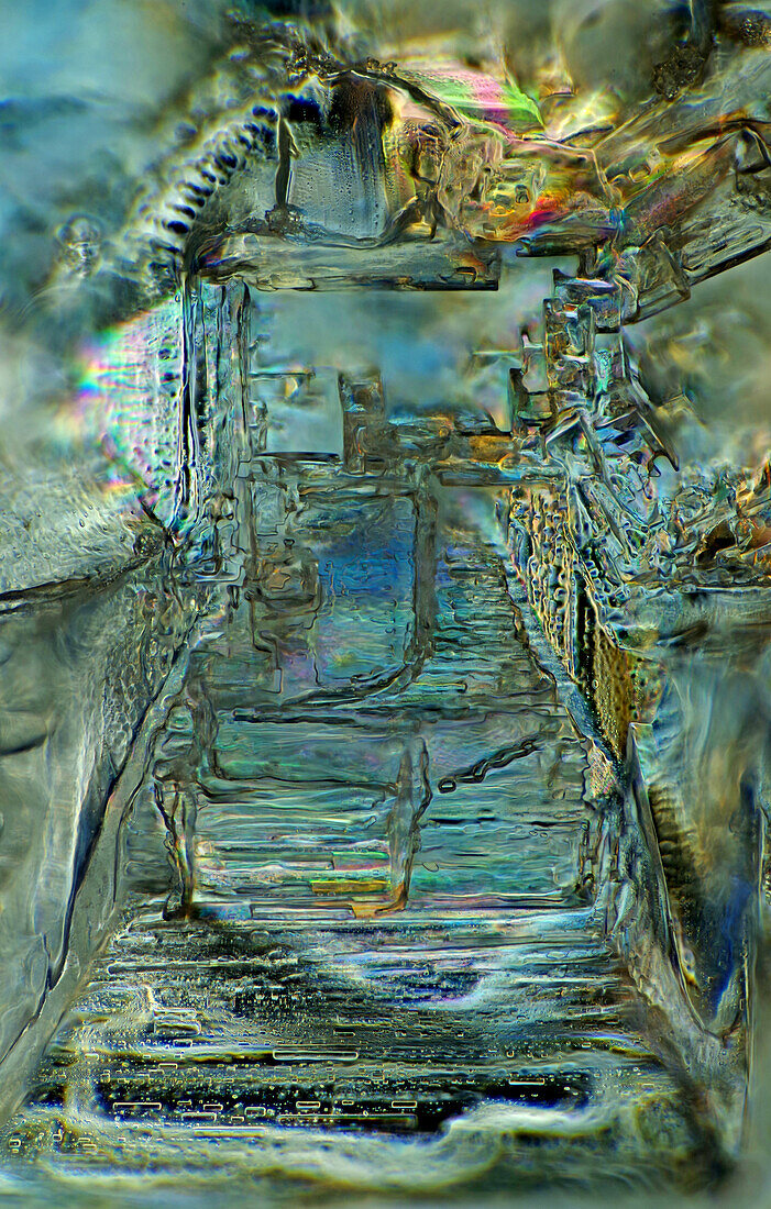 Das Bild zeigt eine kristallisierte Mischung aus Kochsalz und Erythrit, fotografiert durch das Mikroskop in polarisiertem Licht bei einer Vergrößerung von 100X