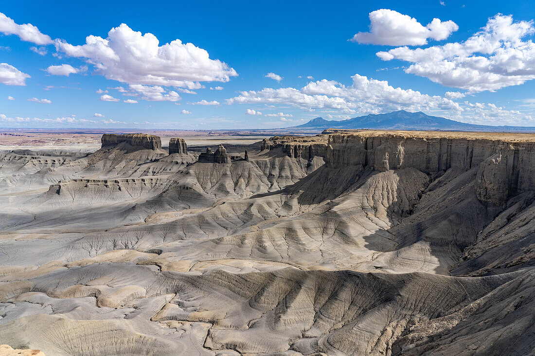 Ein Blick auf die karge Mondlandschaft unterhalb des Skyline Rim Overlook oder Moonscape Overlook bei Hanksville, Utah.