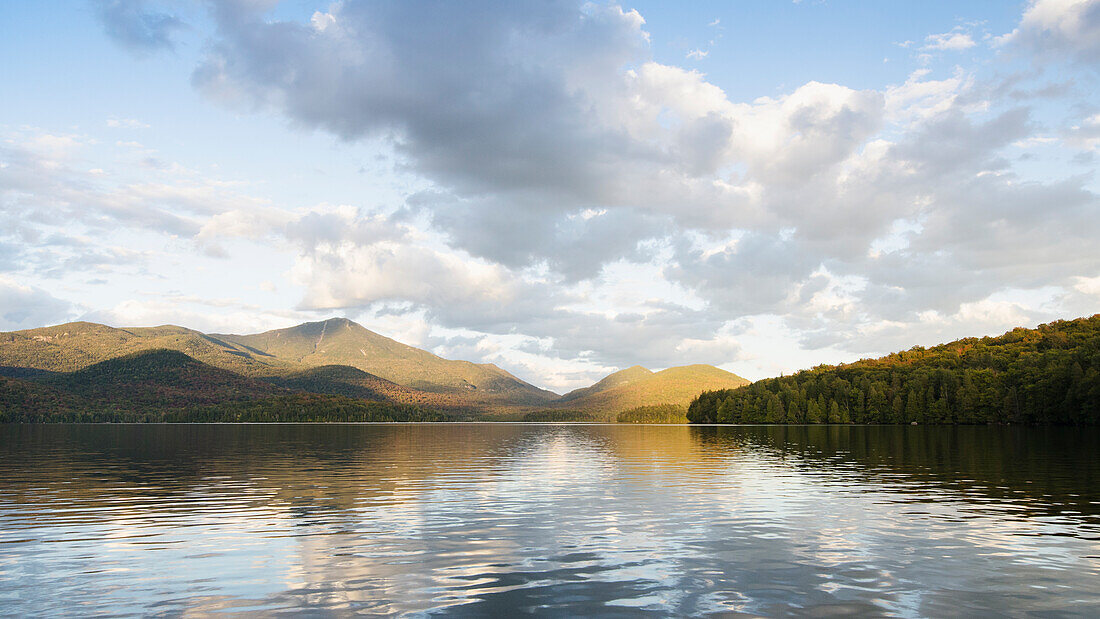 Lake Placid mit Spiegelung des Whiteface Mountain und Wolken