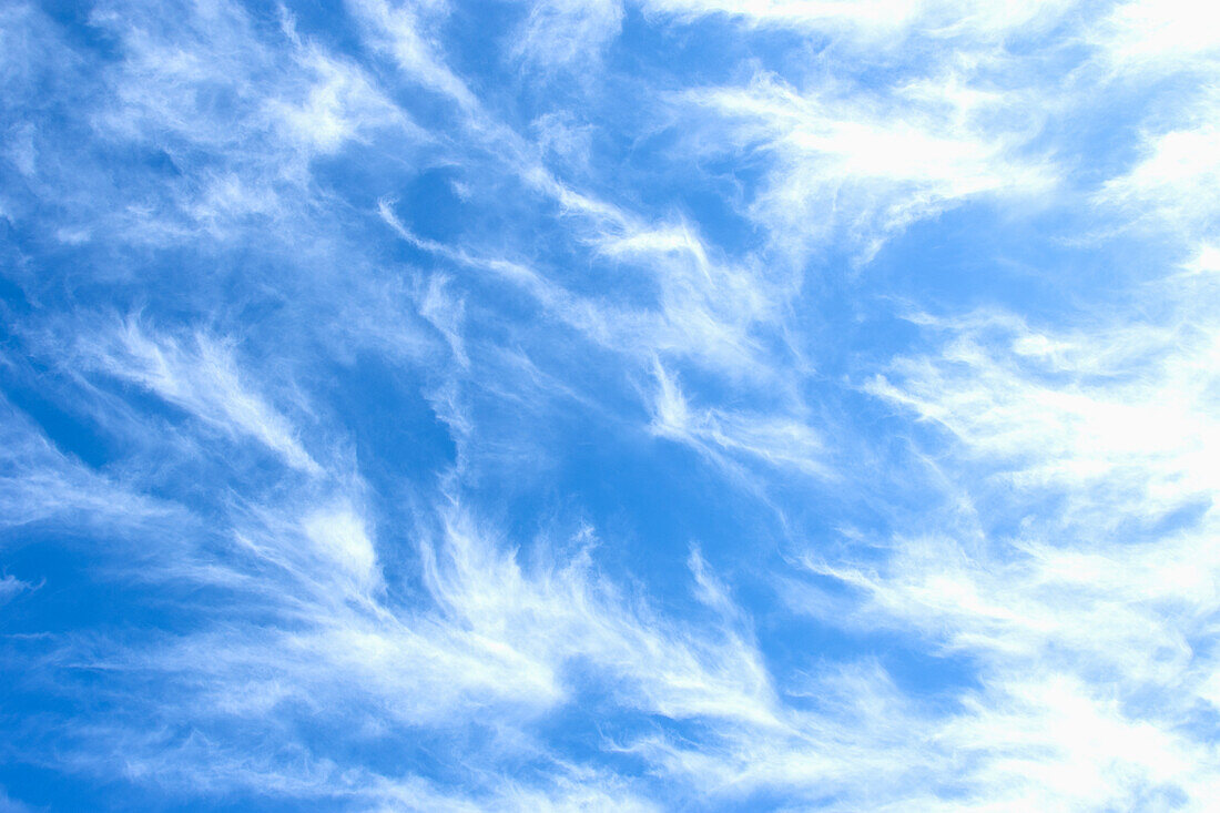 Weiße Cirruswolken gegen blauen Himmel