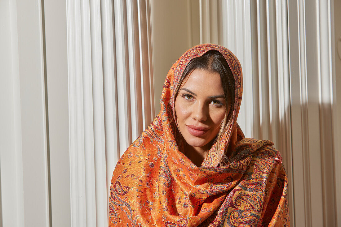 Porträt einer in einen Schal gehüllten Frau