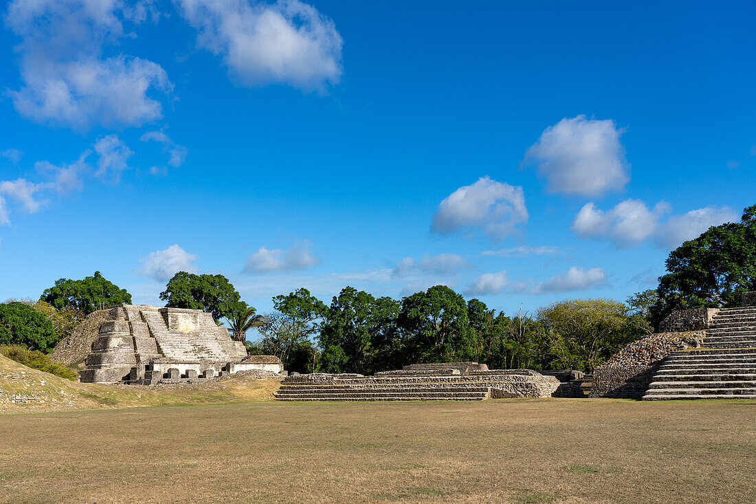 Struktur A4, Mitte, mit dem Tempel der gemauerten Säulen, links, und Tempel A3 rechts. Archäologisches Reservat Altun Ha, Belize.