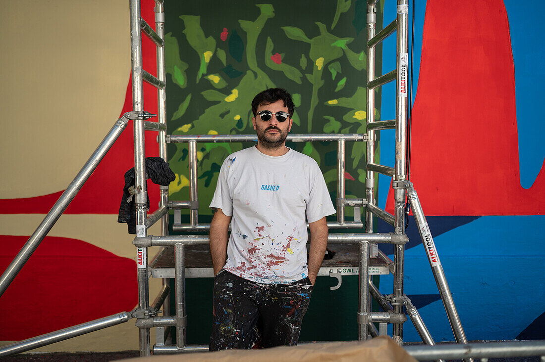 Der italienische Künstler Giulio Vesprini beim Asalto International Urban Art Festival in Zaragoza, Spanien