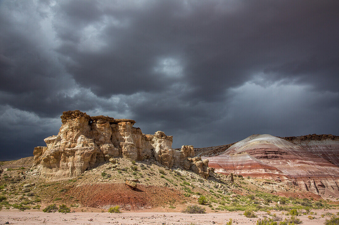Gewitterwolken über erodierten Sandsteinformationen und bunten Bentonit-Tonhügeln in der Caineville-Wüste bei Hanksville, Utah.