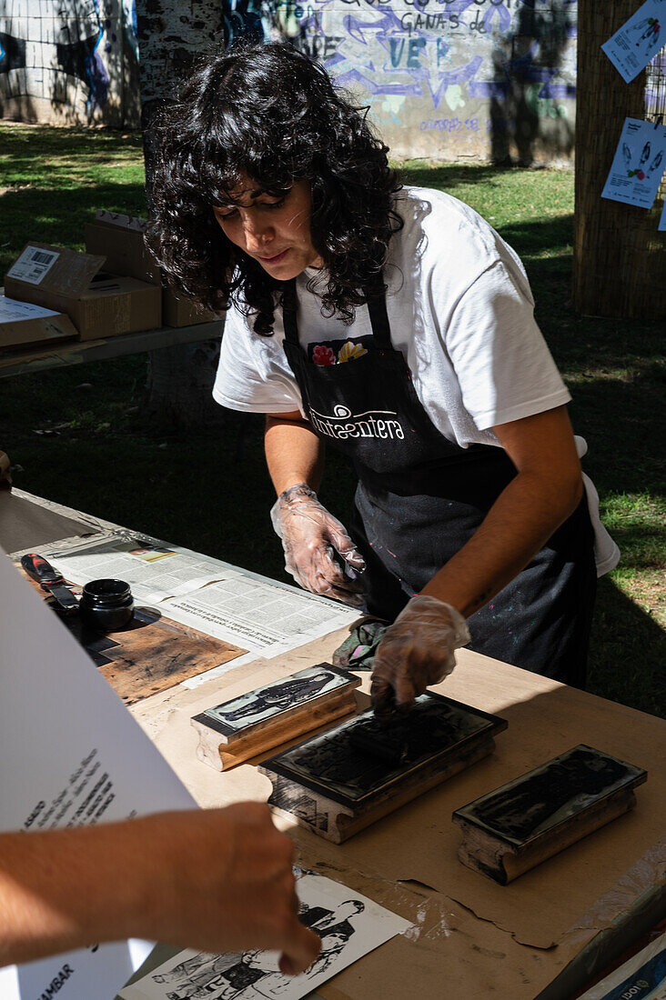 DIY-Poster mit Natalia Royo aus Tintaentera beim Asalto International Urban Art Festival in Zaragoza, Spanien