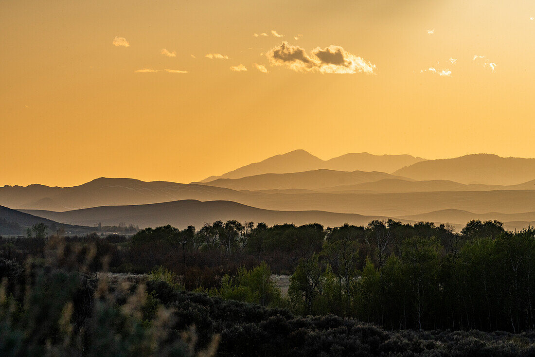 USA, Idaho, Bellevue, Gebirgsschichten während des Sonnenuntergangs bei Sun Valley