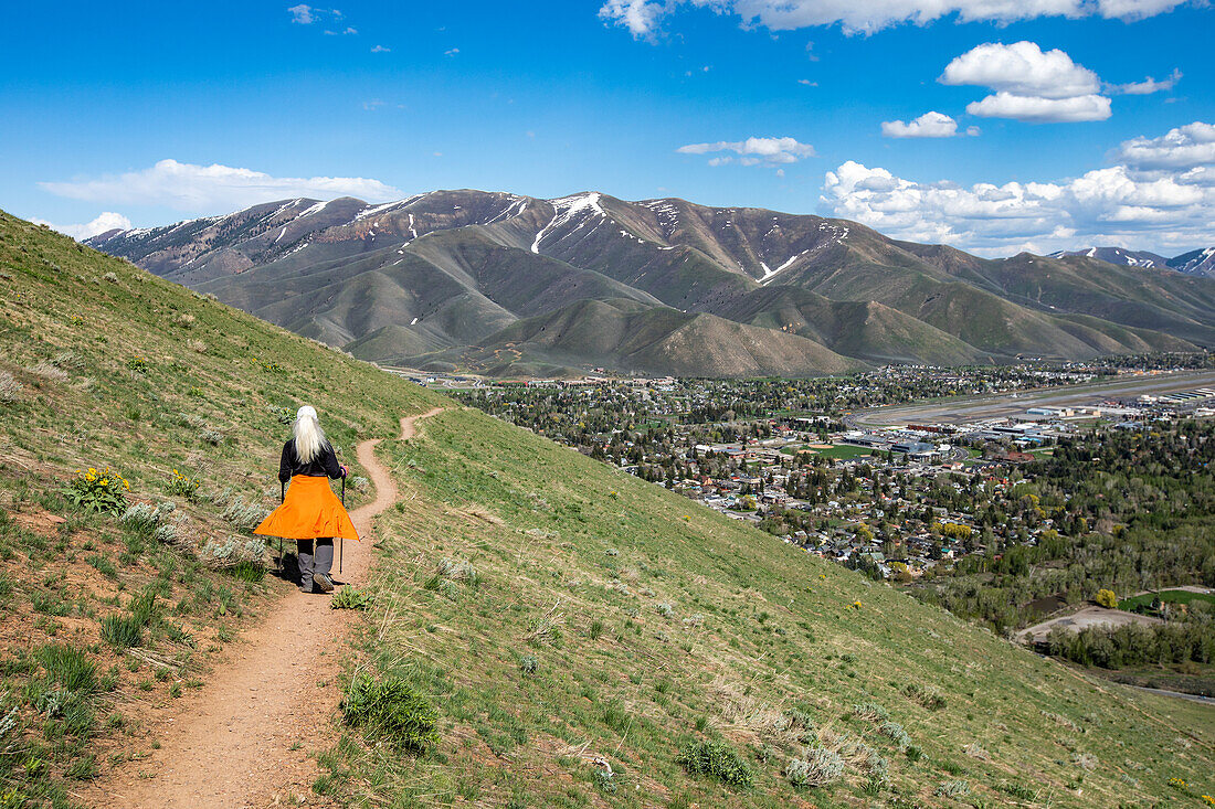 USA, Idaho, Hailey, Ältere blonde Frau beim Wandern auf dem Carbonate Mountain Trail