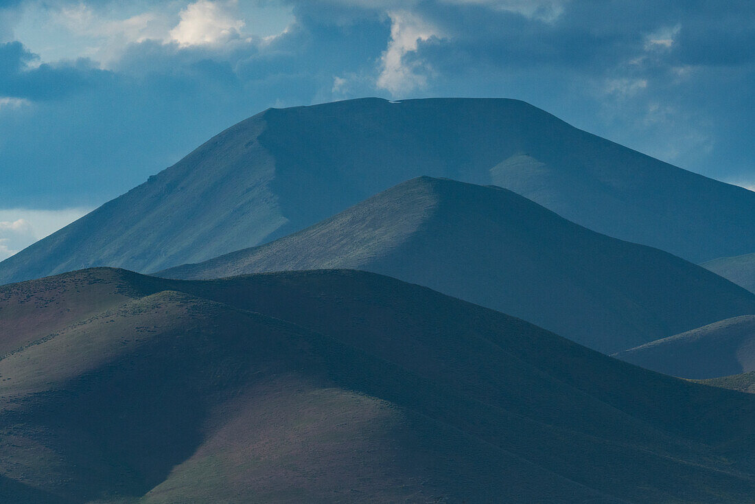 USA, Kalifornien, Stinson Beach, Wolken über den Bergen bei Sonnenuntergang