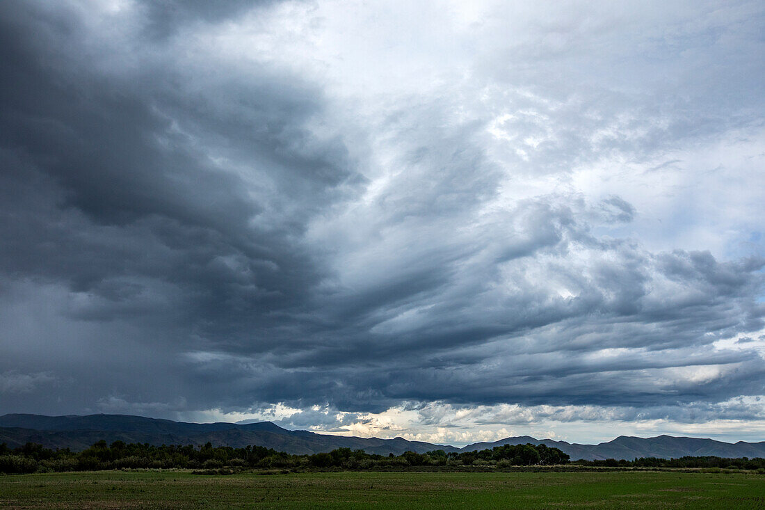 USA, Idaho, Bellevue, Gewitterwolken über Landschaft mit Wiese