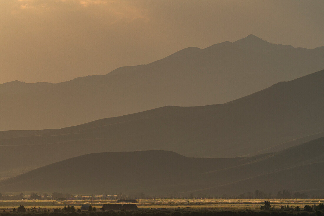 USA, Idaho, Bellevue, Mountain landscape in fog at sunset\n