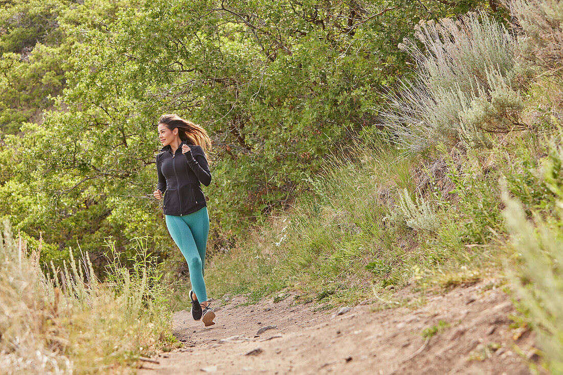 Mittlere erwachsene Frau joggt im Freien