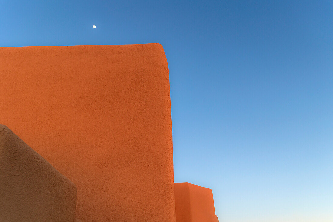 USA, New Mexico, Santa Fe, Mond am blauen Himmel über Lehmmauern
