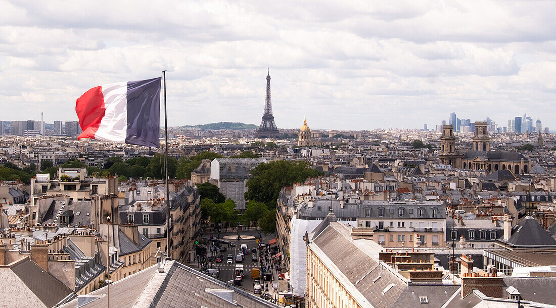 Frankreich, Paris, Stadtbild mit französischer Flagge und Eiffelturm im Hintergrund