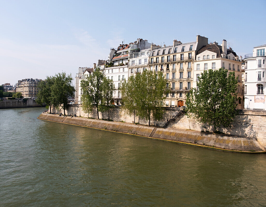 Frankreich, Paris, Stadthäuser entlang des Flusses in der Stadt
