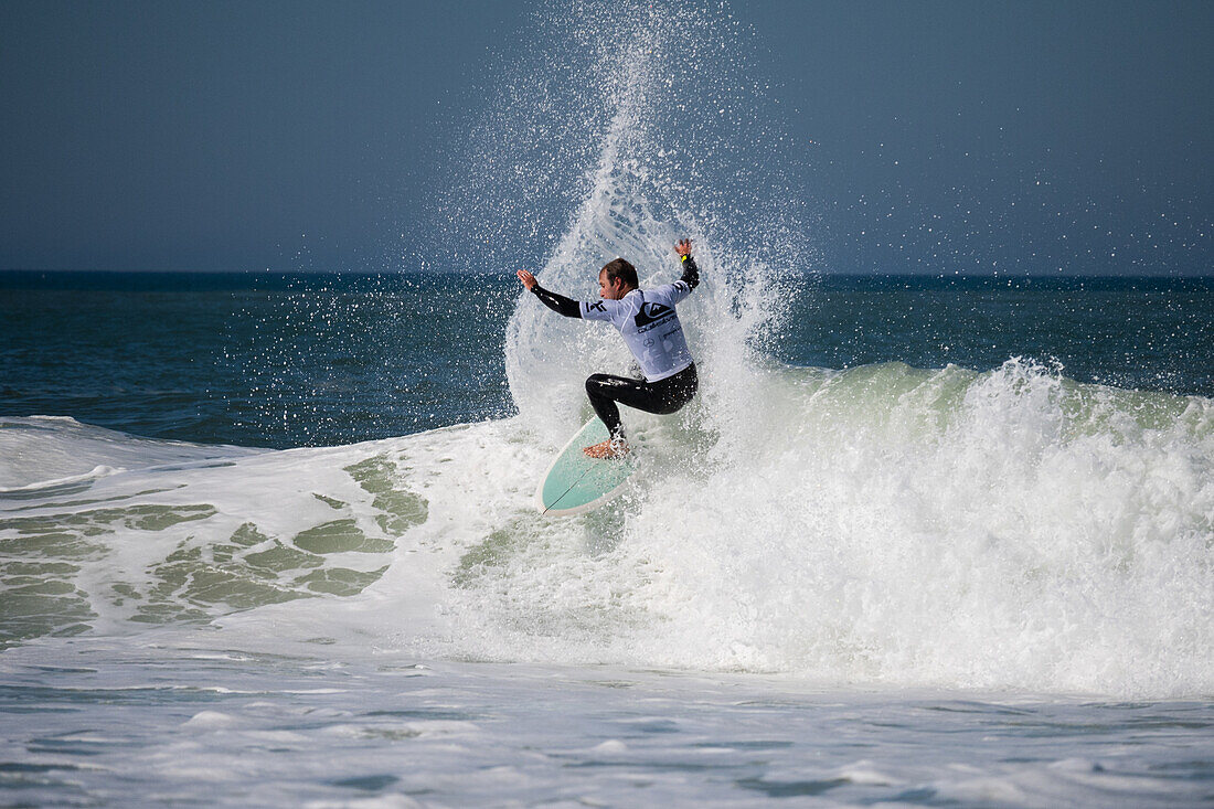 Der australische Profi-Surfer Josh Kerr während des Quiksilver Festivals in Capbreton, Hossegor und Seignosse, bei dem 20 der besten Surfer der Welt von Jeremy Flores ausgewählt wurden, um sich im Südwesten Frankreichs zu messen.