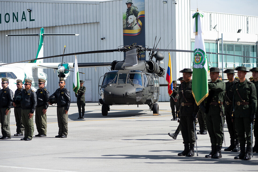 Einer der drei UH60 Black Hawk-Hubschrauber steht auf dem Vorfeld während einer Veranstaltung auf dem CATAM-Luftwaffenstützpunkt in Bogota, wo die Botschaft der Vereinigten Staaten von Amerika in Kolumbien am 27. September 2023 drei Lockheed Martin UH60 Black Hawks zur Verbesserung der Drogenbekämpfungsmaßnahmen übergab.
