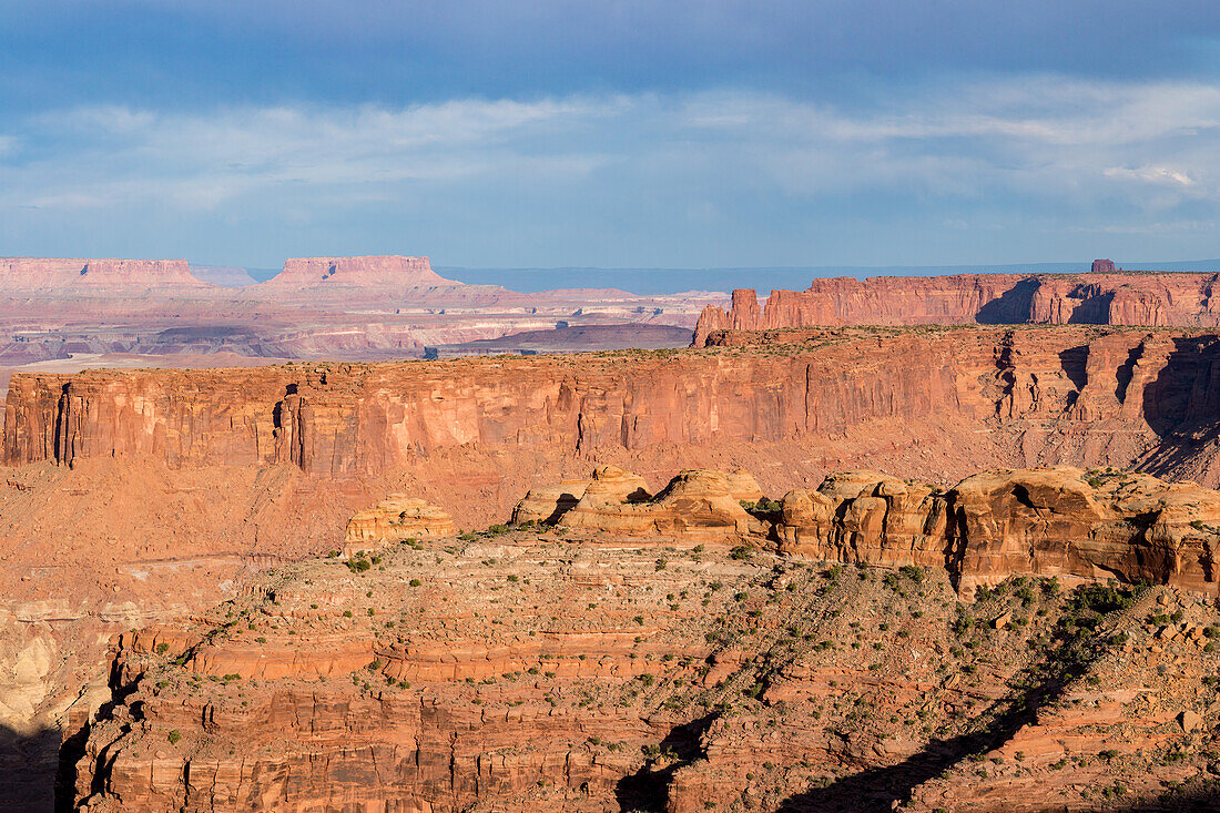 Blick über den Millard Canyon in den Orange Cliffs, Glen Canyon National Recreation Area in Utah. Die Junction Butte im Canyonlands National Park liegt in der Ferne über dem Green River Becken.