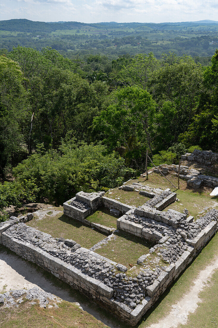 Teilweise restaurierte Struktur A-5 in den Maya-Ruinen im archäologischen Reservat Xunantunich in Belize.