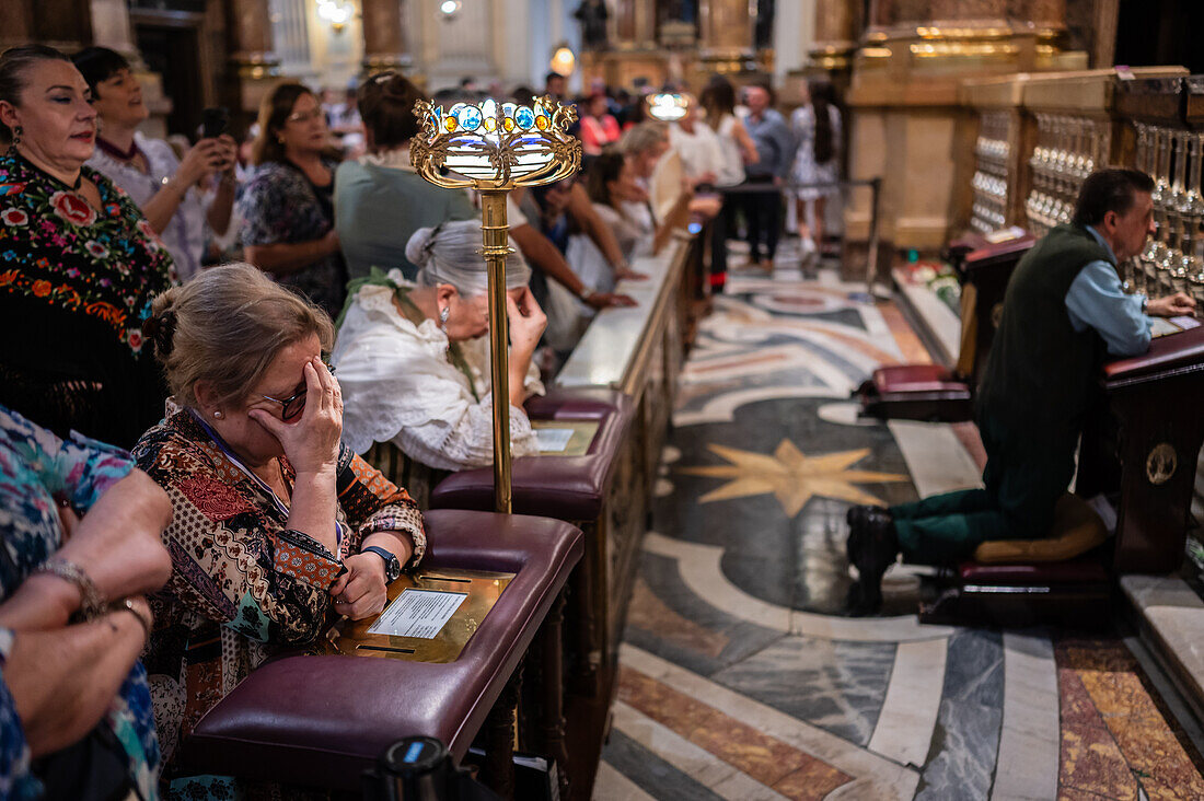 Gläubige in der Kathedrale-Basilika Unserer Lieben Frau von der Säule während des Blumenopfers für die Virgen del Pilar, der wichtigsten und beliebtesten Veranstaltung der Fiestas del Pilar am Tag der Spanier, Zaragoza, Spanien