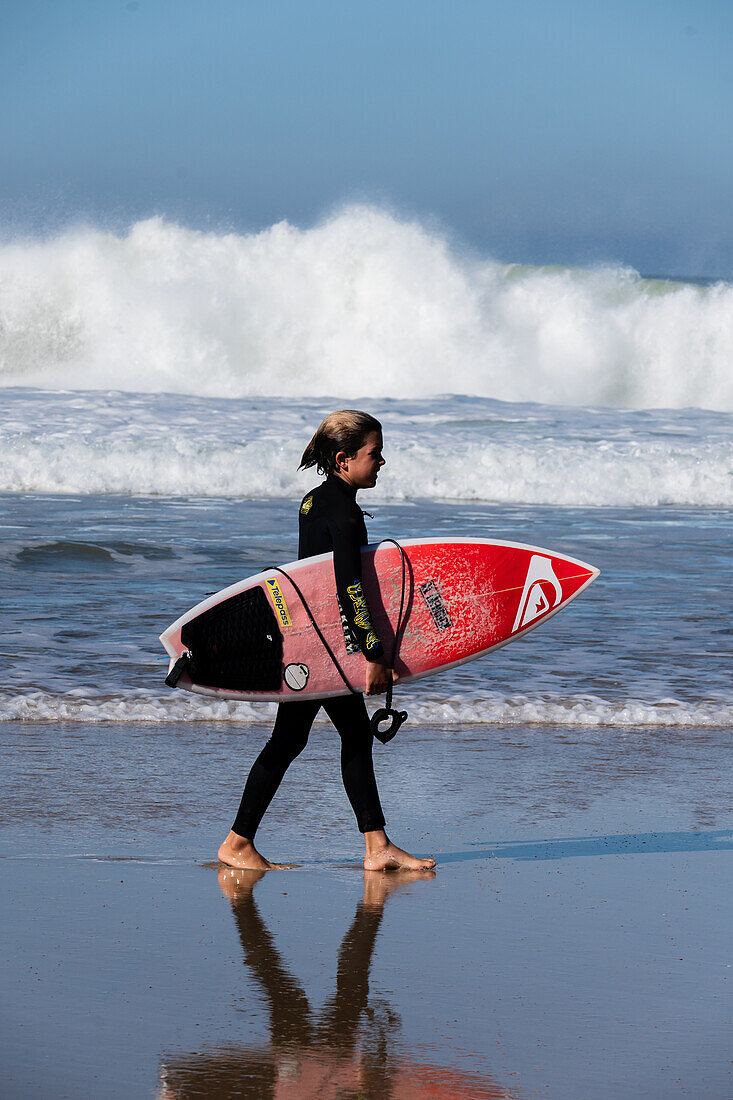 Junge talentierte Surfer beim Quiksilver Festival in Capbreton, Hossegor und Seignosse, bei dem 20 der besten Surfer der Welt von Jeremy Flores ausgewählt wurden, um im Südwesten Frankreichs gegeneinander anzutreten.