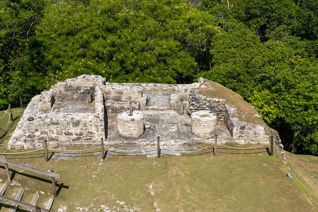 Teilweise restaurierte Struktur A-20 in den Maya-Ruinen im archäologischen Reservat Xunantunich in Belize.