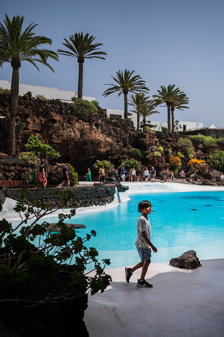 Jameos del Agua ist eine Reihe von Lavahöhlen und ein Kunst-, Kultur- und Tourismuszentrum, das vom lokalen Künstler und Architekten Cesar Manrique auf Lanzarote, Kanarische Inseln, Spanien, geschaffen wurde.