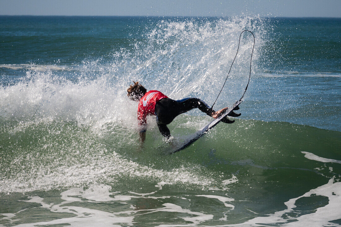 Jackson Dorian, junges hawaiianisches Surftalent und Sohn des legendären Shane Dorian, während des Quiksilver Festivals in Capbreton, Hossegor und Seignosse, bei dem 20 der besten Surfer der Welt, die von Jeremy Flores handverlesen wurden, im Südwesten Frankreichs gegeneinander antreten.