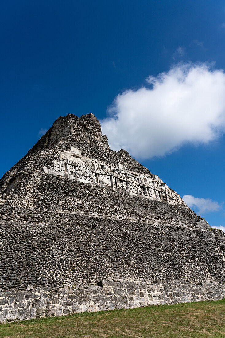 Der Ostfries von El Castillo oder Struktur A-6 in den Maya-Ruinen des archäologischen Reservats von Xunantunich in Belize.