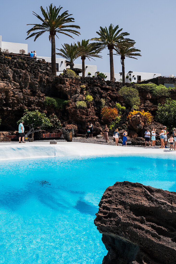 Jameos del Agua ist eine Reihe von Lavahöhlen und ein Kunst-, Kultur- und Tourismuszentrum, das vom lokalen Künstler und Architekten Cesar Manrique auf Lanzarote, Kanarische Inseln, Spanien, geschaffen wurde.