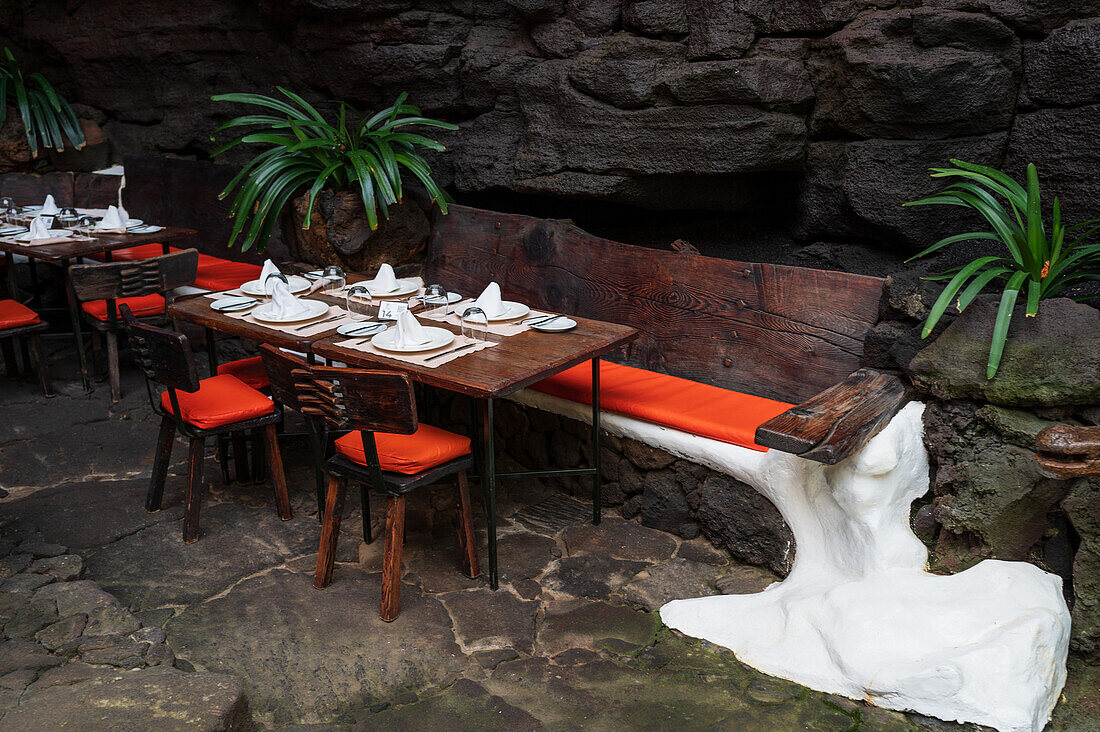 Restaurant in Jameos del Agua, einer Reihe von Lavahöhlen und einem Kunst-, Kultur- und Tourismuszentrum, das von dem einheimischen Künstler und Architekten Cesar Manrique geschaffen wurde, Lanzarote, Kanarische Inseln, Spanien