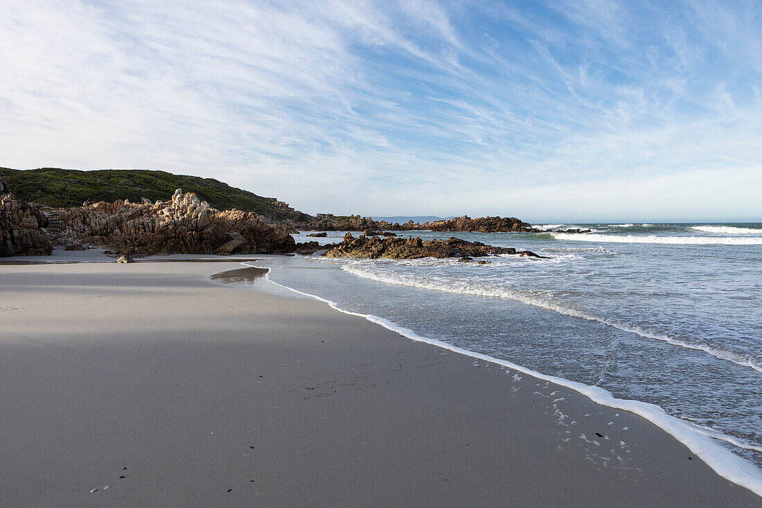 Südafrika, Hermanus, Sandküste des Atlantischen Ozeans in Voelklip Beach