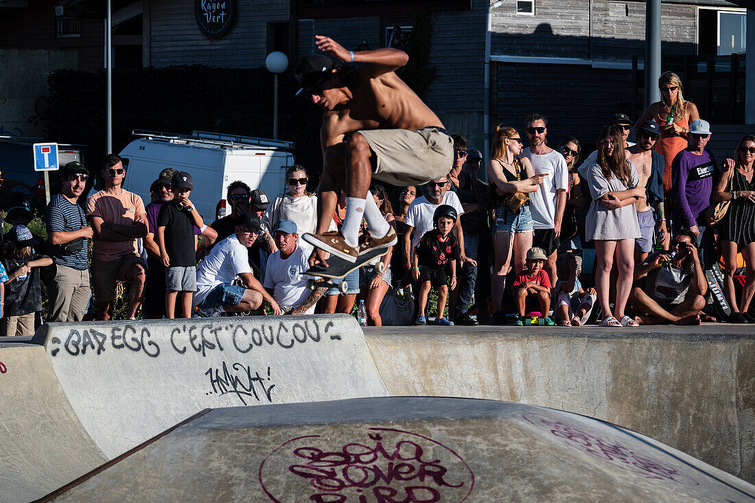 Skate-Event im Skatepark von Seignosse le Penon während des Quiksilver Festivals in Capbreton, Hossegor und Seignosse, mit 20 der besten Surfer der Welt, die von Jeremy Flores handverlesen wurden, um im Südwesten Frankreichs gegeneinander anzutreten.