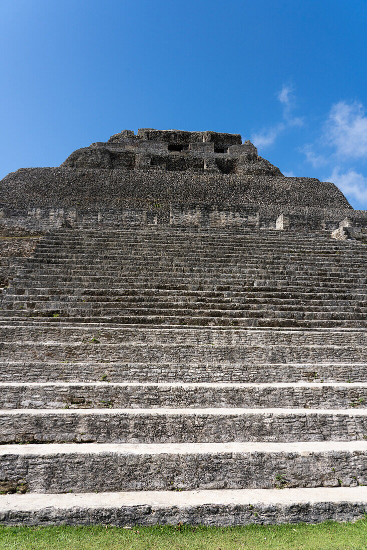 El Castillo, Struktur 6, mit der Treppe von Struktur 32 davor im archäologischen Reservat Xunantunich in Belize.