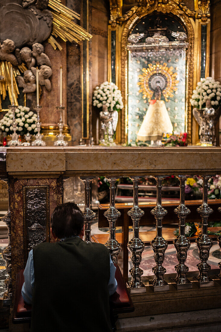 Gläubige in der Kathedrale-Basilika Unserer Lieben Frau von der Säule während des Blumenopfers für die Virgen del Pilar, der wichtigsten und beliebtesten Veranstaltung der Fiestas del Pilar, die am Tag der Spanier stattfinden, Zaragoza, Spanien