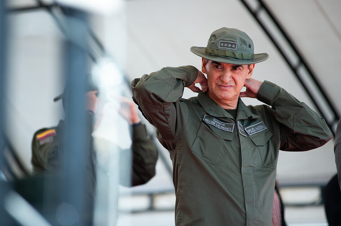 Kolumbiens Polizeidirektor General William Rene Salamanca während einer Veranstaltung auf der CATAM - Airbase in Bogota, wo die Botschaft der Vereinigten Staaten von Amerika in Kolumbien am 27. September 2023 drei Lockheed Martin UH60 Black Hawks zur Verbesserung der Antidrogenoperationen übergab.