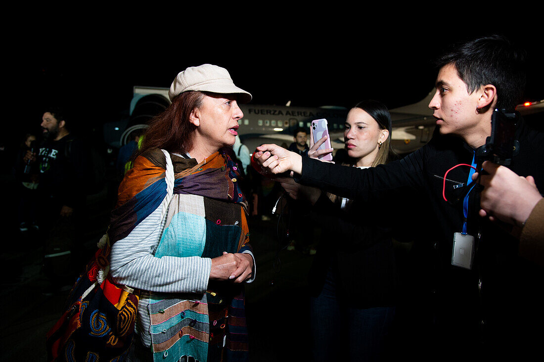 Kolumbianer kommen mit einem humanitären Flug der kolumbianischen Luftwaffe aus Tel Aviv (Israel) an, nachdem die militante palästinensische Gruppe Hamas einen Überraschungsangriff in Bogota (Kolumbien) verübt hat, 13. Oktober 2023.