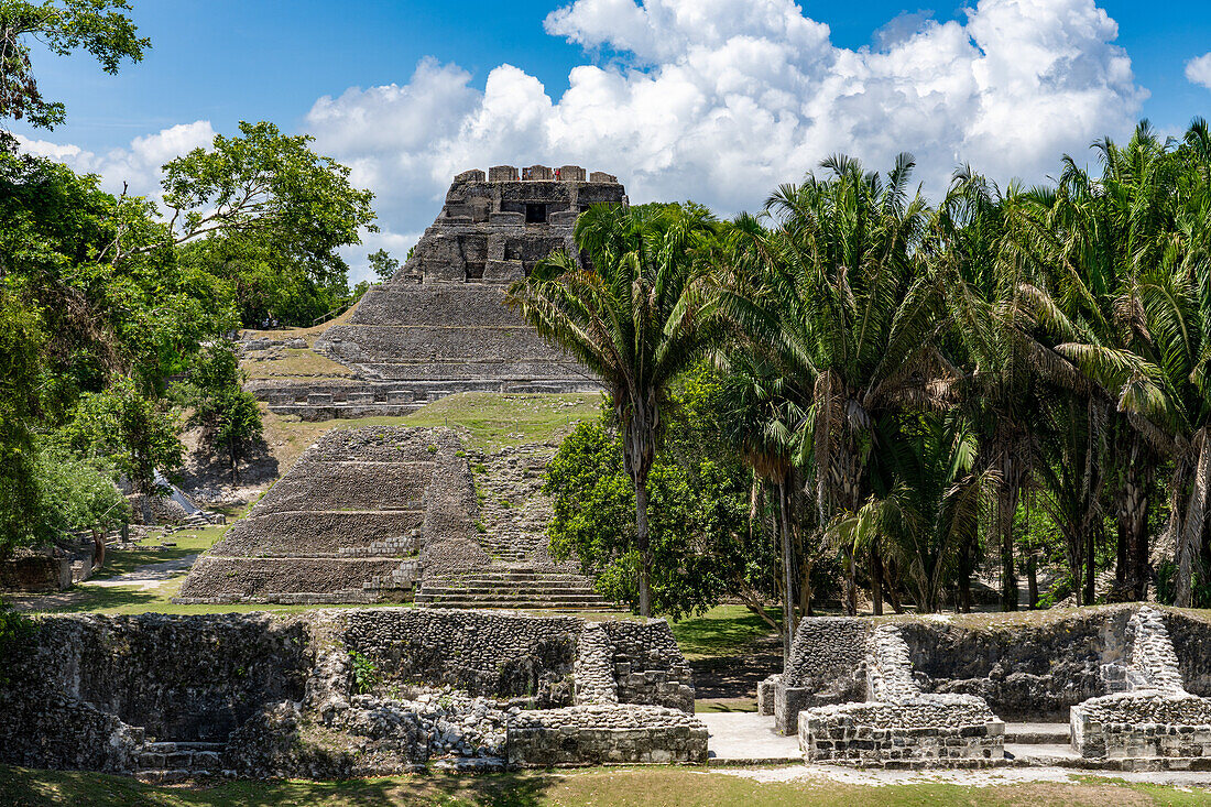 Struktur A-13 auf der Plaza A-2 im Vordergrund und El Castillo dahinter im archäologischen Reservat von Xunantunich in Belize.