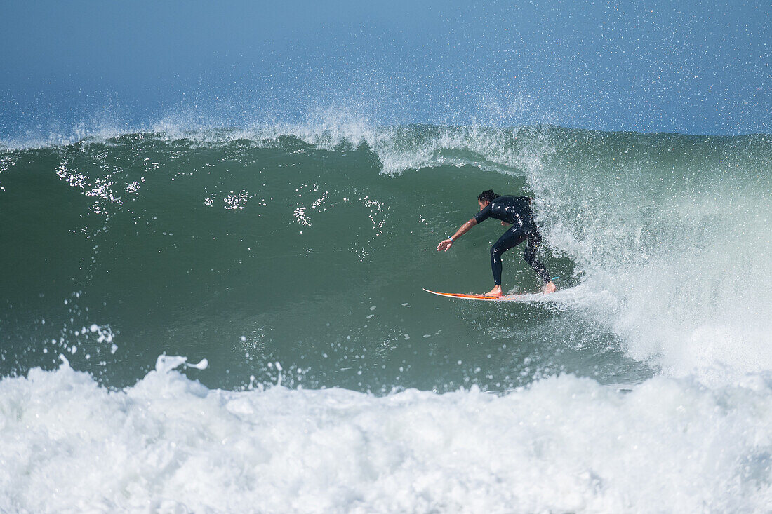 Quiksilver Festival in Capbreton, Hossegor und Seignosse mit 20 der besten Surfer der Welt, die von Jeremy Flores ausgewählt wurden, um sich im Südwesten Frankreichs zu messen.