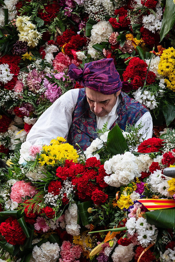 Das Blumenopfer für die Virgen del Pilar ist das wichtigste und beliebteste Ereignis der Fiestas del Pilar, die am Tag der Spanier stattfinden, Zaragoza, Spanien