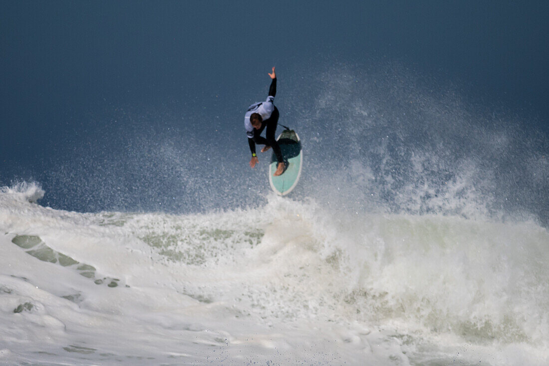 Der australische Profi-Surfer Josh Kerr während des Quiksilver Festivals in Capbreton, Hossegor und Seignosse, bei dem 20 der besten Surfer der Welt von Jeremy Flores ausgewählt wurden, um im Südwesten Frankreichs gegeneinander anzutreten.