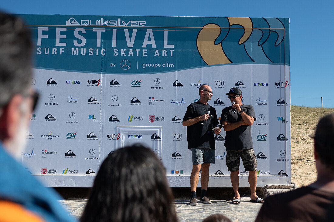 Quiksilver Festival in Capbreton, Hossegor und Seignosse, mit 20 der besten Surfer der Welt, die von Jeremy Flores ausgewählt wurden, um im Südwesten Frankreichs gegeneinander anzutreten.
