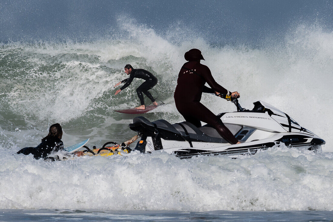 Quiksilver Festival in Capbreton, Hossegor und Seignosse, mit 20 der besten Surfer der Welt, die von Jeremy Flores ausgewählt wurden, um im Südwesten Frankreichs gegeneinander anzutreten.